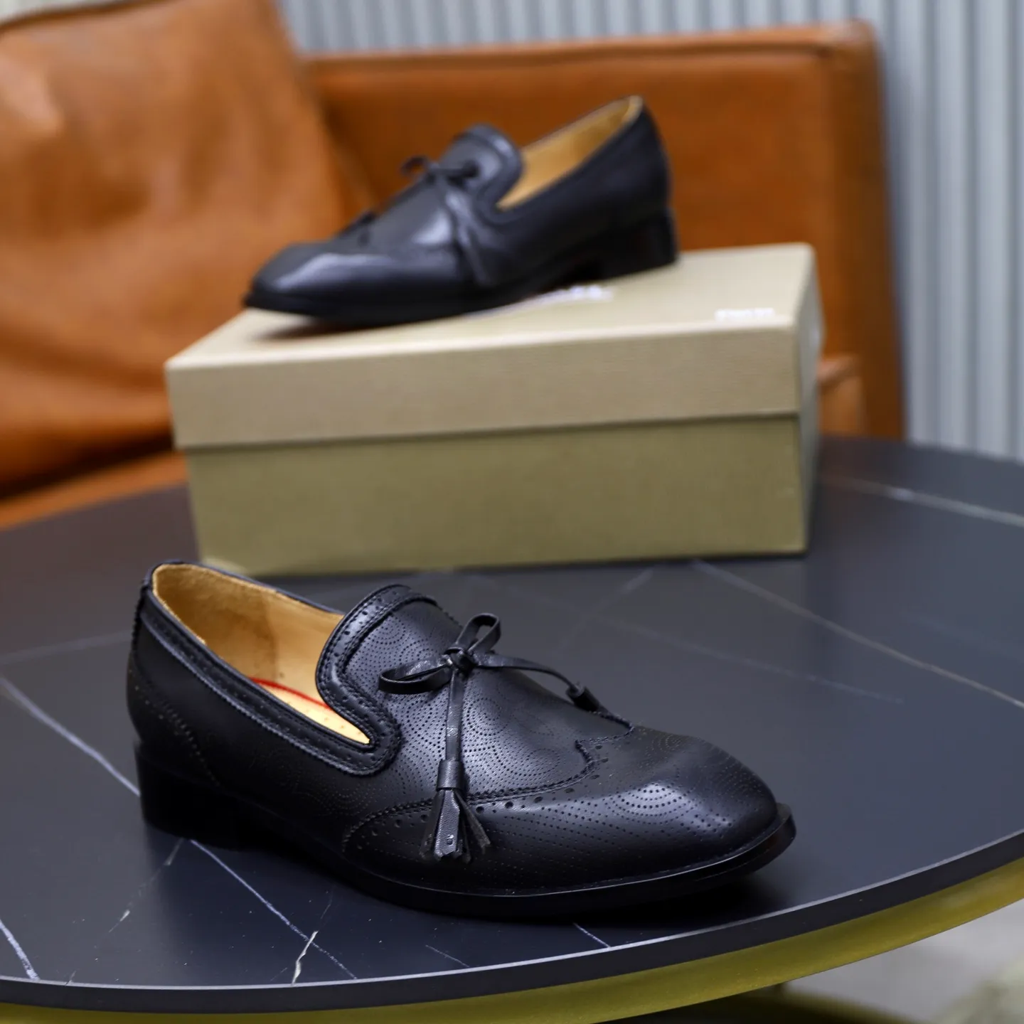Ex-factory price: 680💰Christia*.Loubouti*🆑High-end men’s business formal leather shoes｜Classic red sole shoes｜Original imported first-layer cowhide｜Water-dyed cowhide lining｜Italian imported red rubber outsole｜High-end luxury｜Perfect interpretation of fashion, sunshine, style, suitable for various occasions Size: 38-44 (customized for 45, 46, 47)